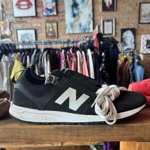 New Balance Men's Black and White Athletic Shoes size 12